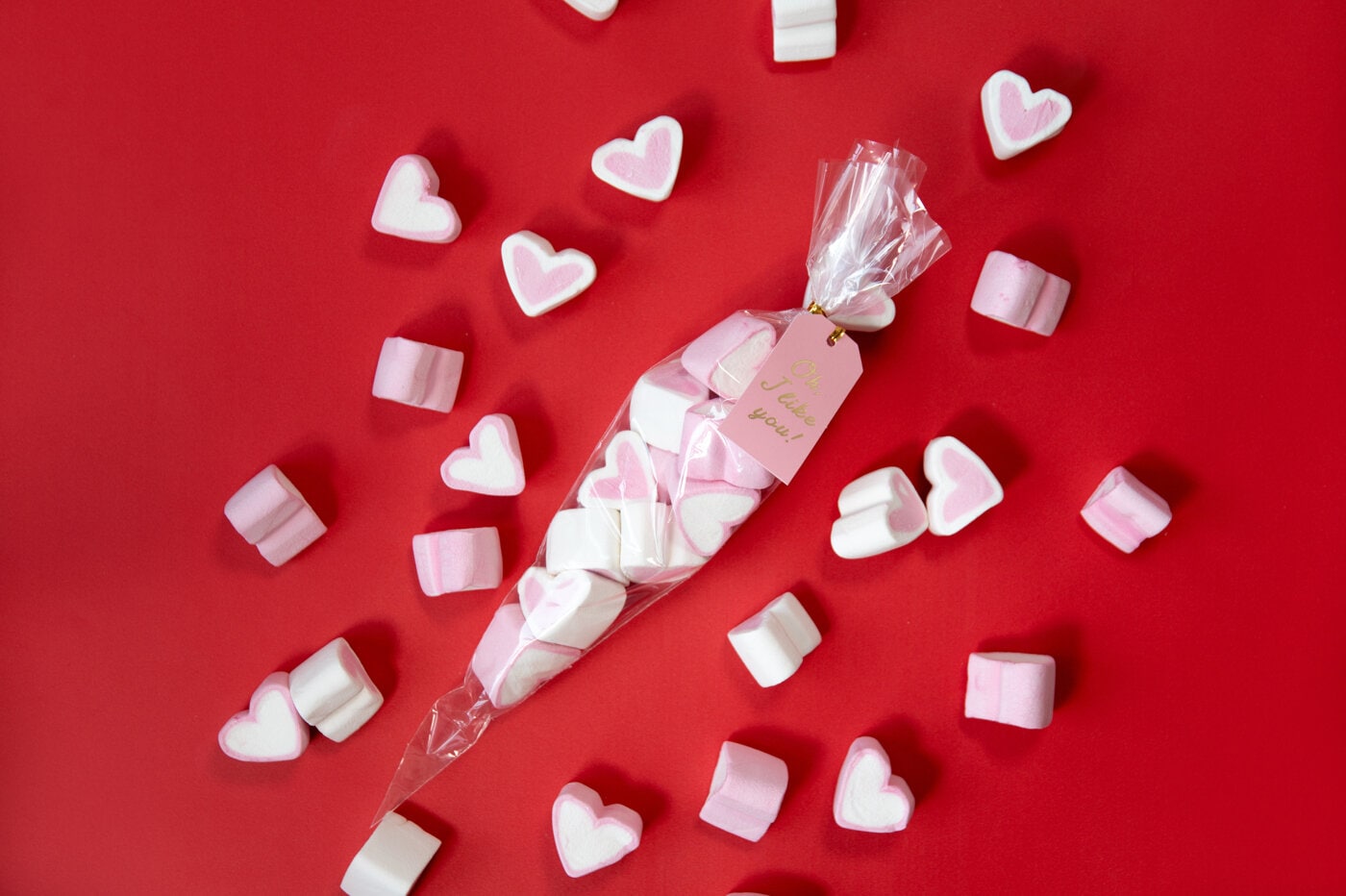 Hjertformede marshmallows i en cellofanpose.