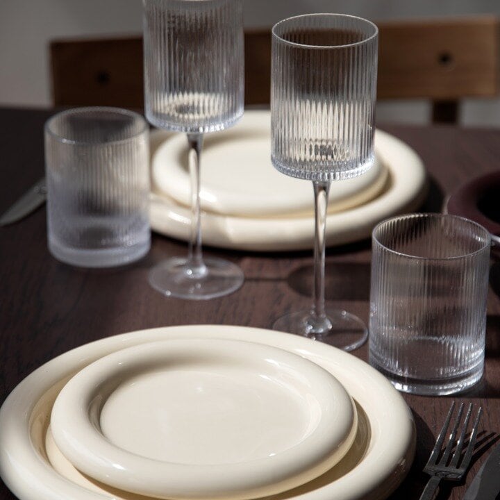 Borddekking med Bullig-tallerkener og glass fra Ribbed-kolleksjonen.