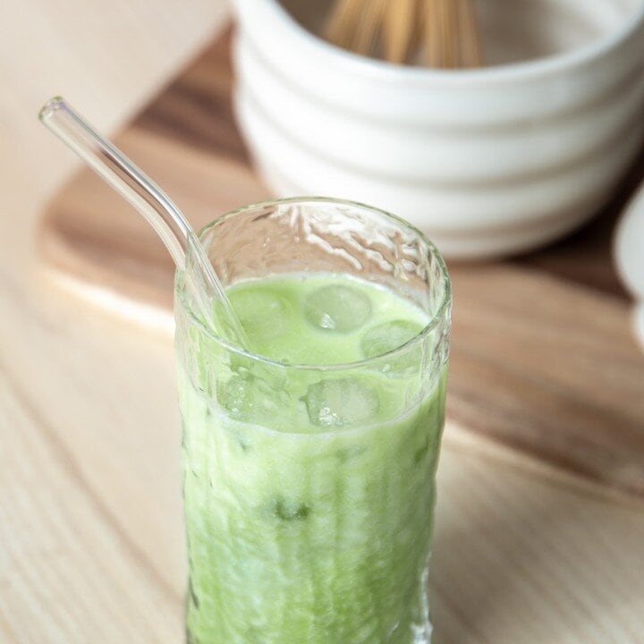 Glass med matcha og sugerør.