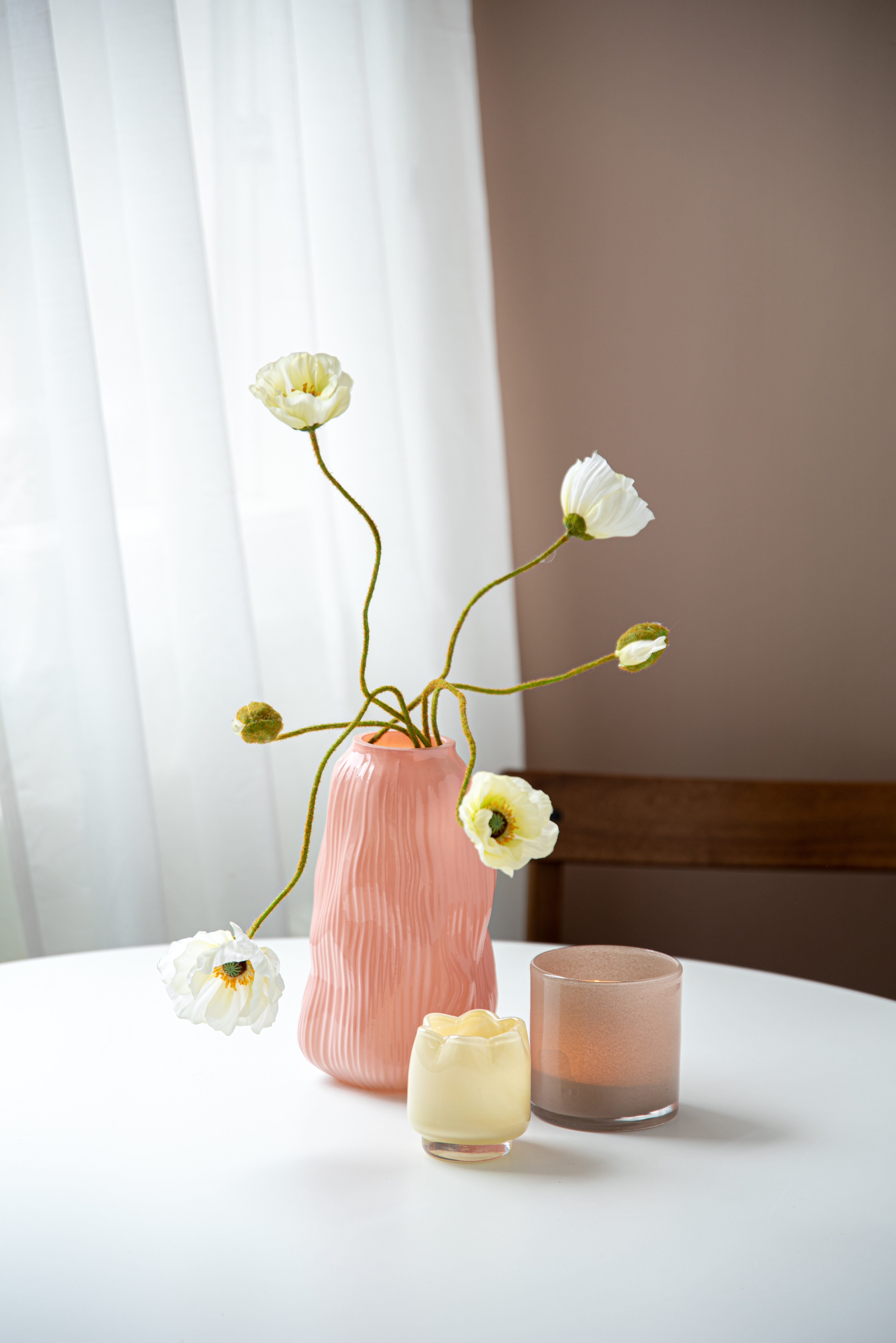 Rosa vase med kunstig hvit valmue