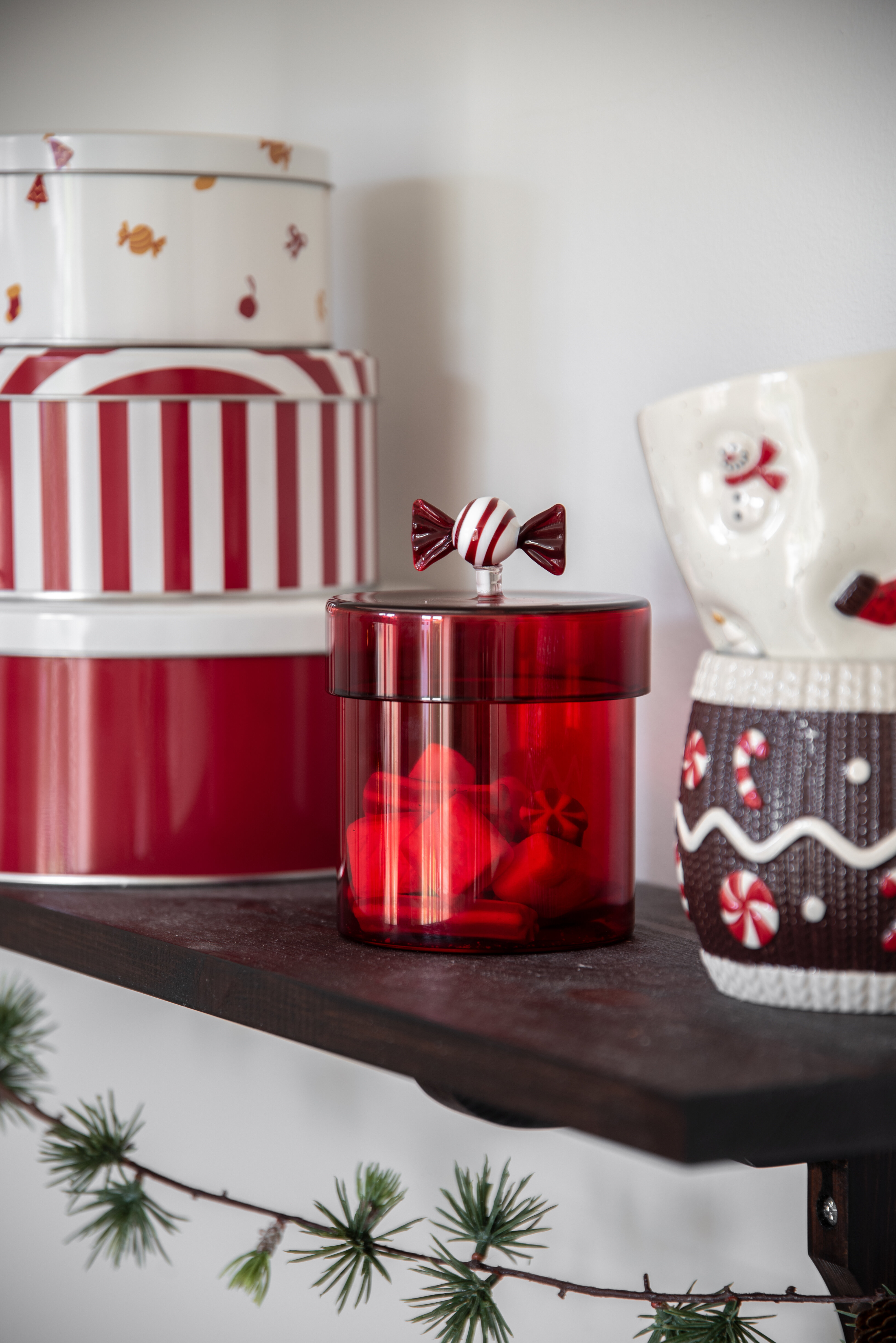 Røde juledekorasjoner og oppbevaring med julemotiv.