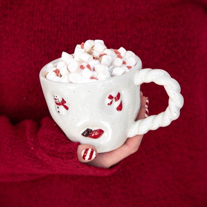 Hvitt julekrus med marshmallows og julemotiv.