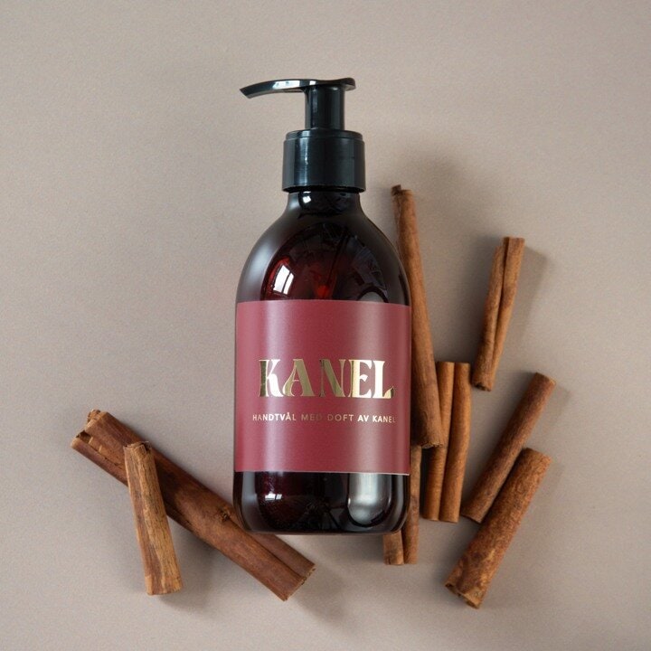 Handtvål med doft av kanel omgiven av kanelstänger.