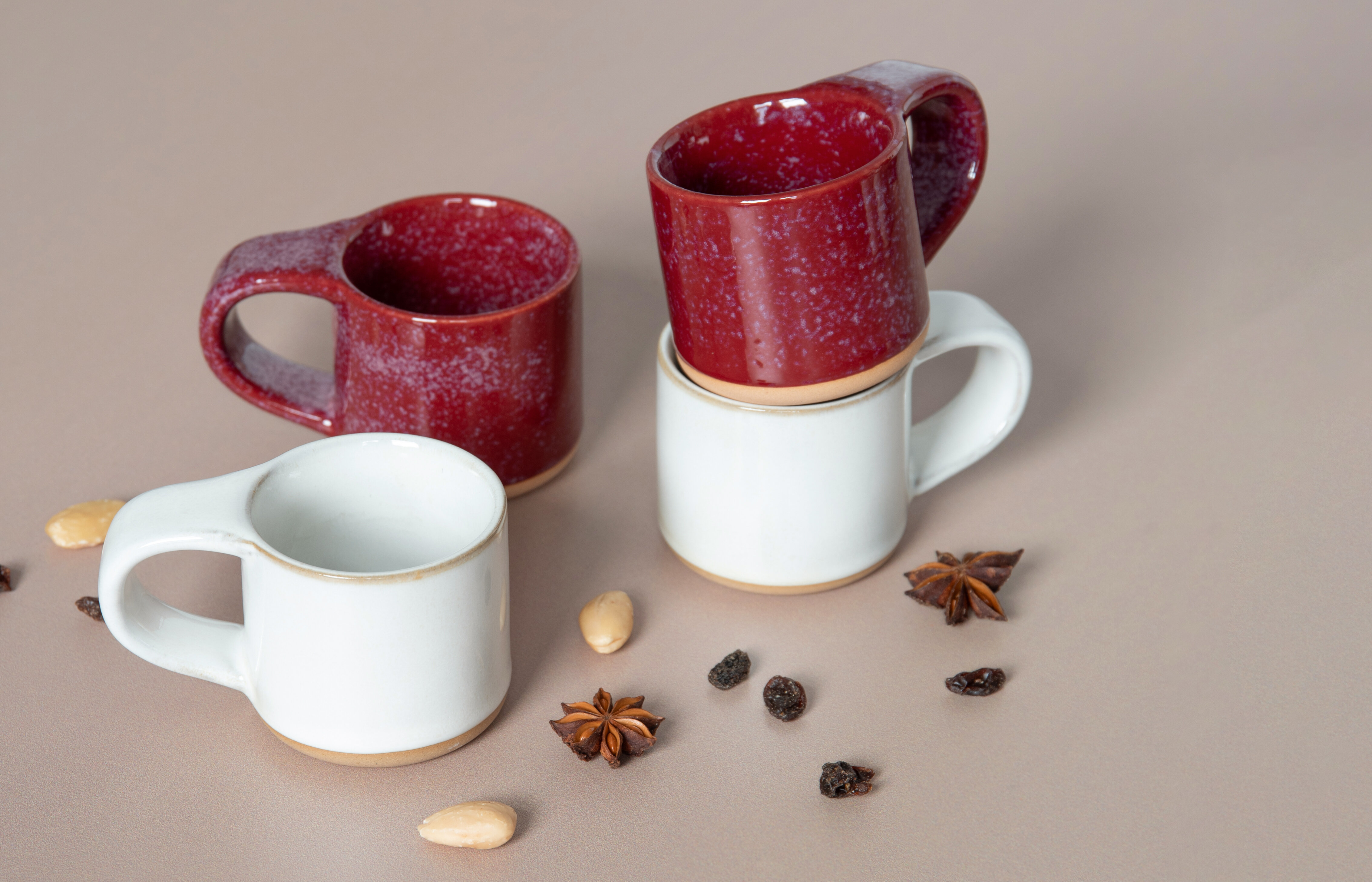 Flere kronelys i ulike farger – røde, grønne, hvite og brune – lagt på grønt silkepapir.