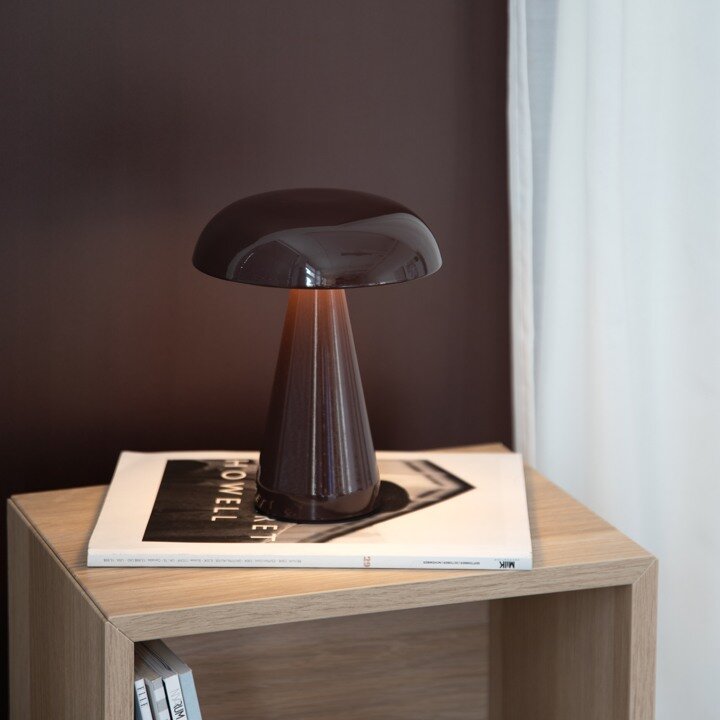 Brun bordlampe på et sidebord.