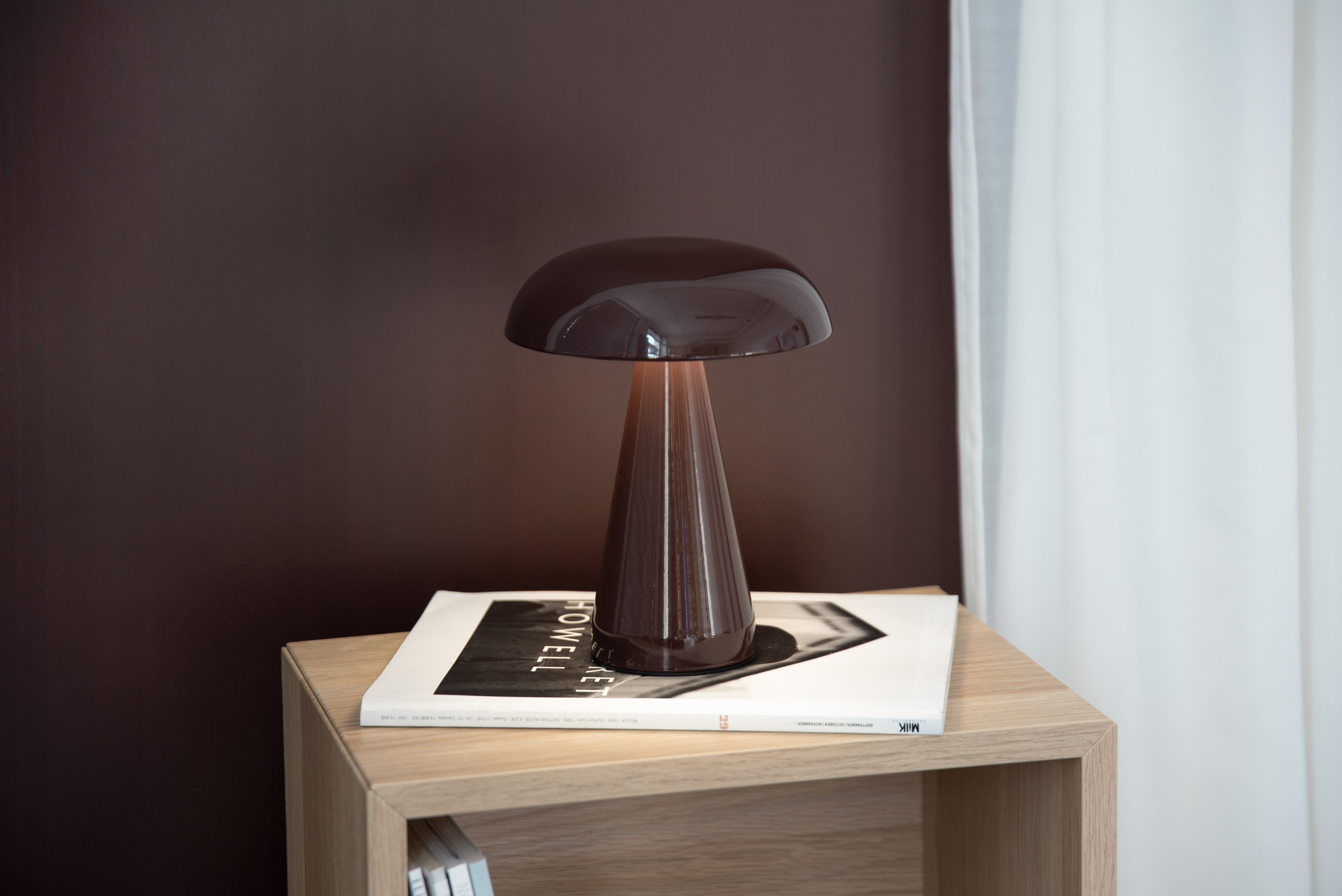 Sølvfarget Måne-bordlampe med blank, avrundet skjerm.