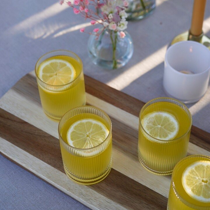Glass Ribbed stående på et trebord