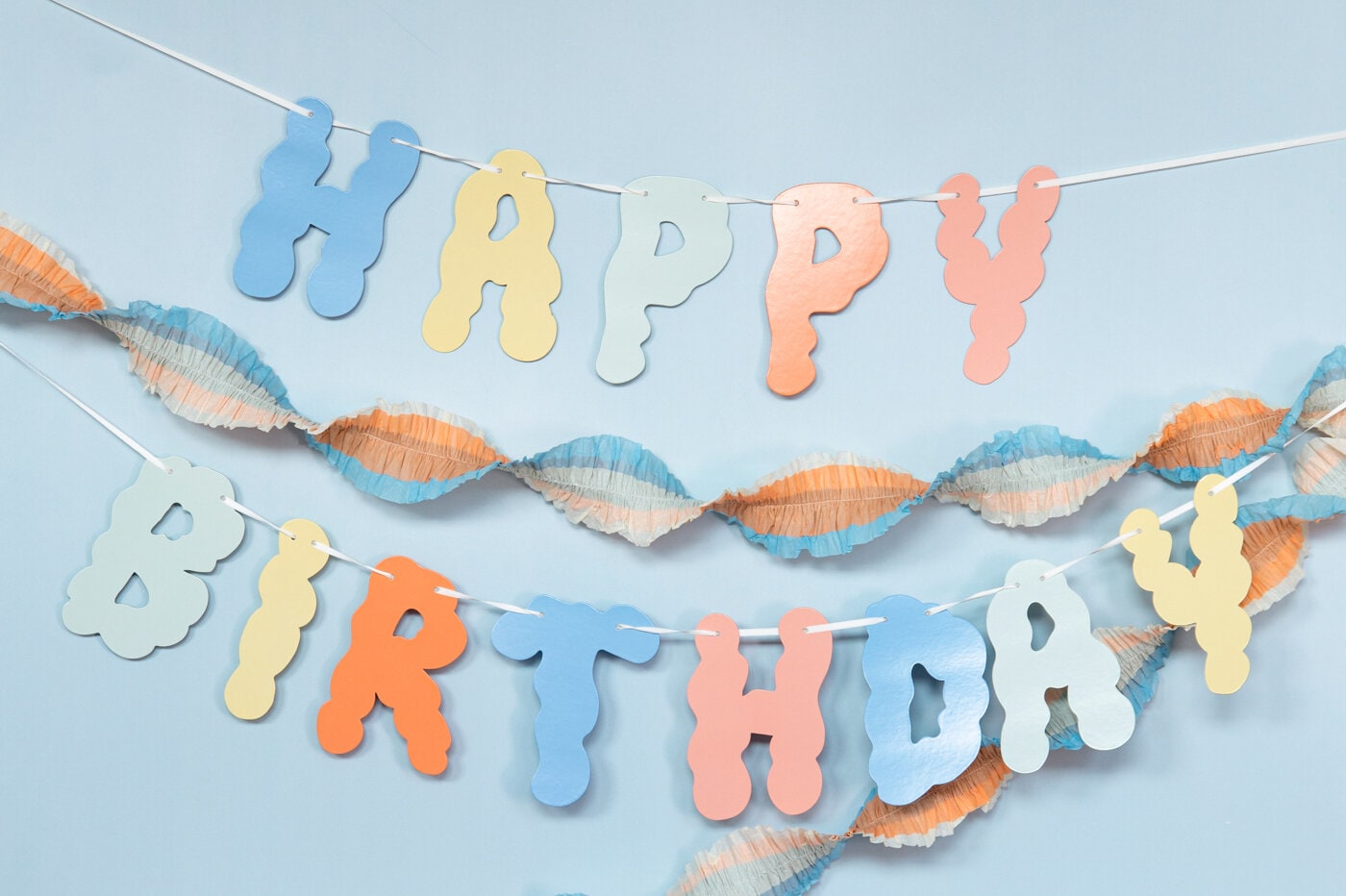 Fargerike bursdagsgaver og gaveposer med teksten Happy Birthday