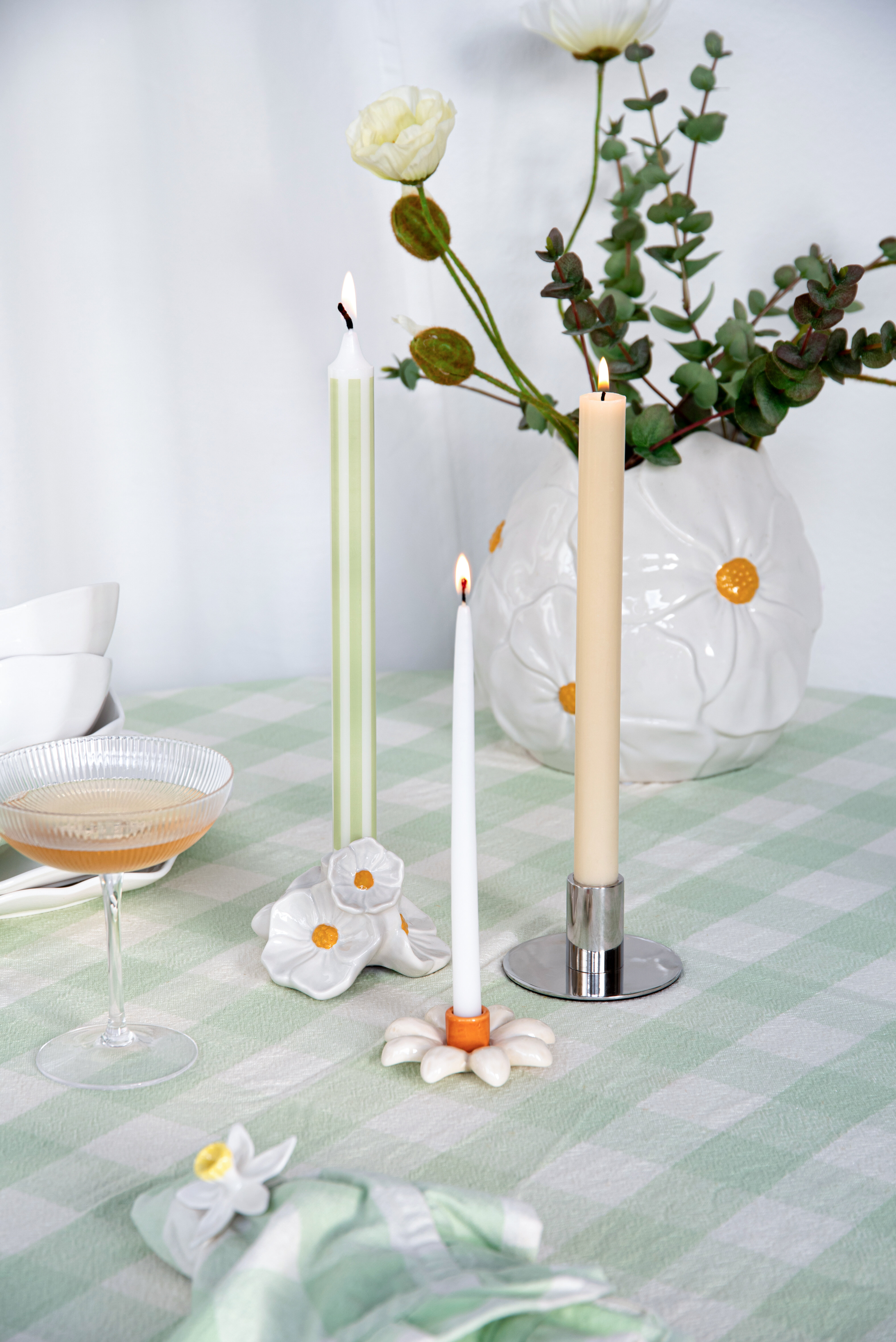 Påskeegg og gaveinnpakning i pastellfarger