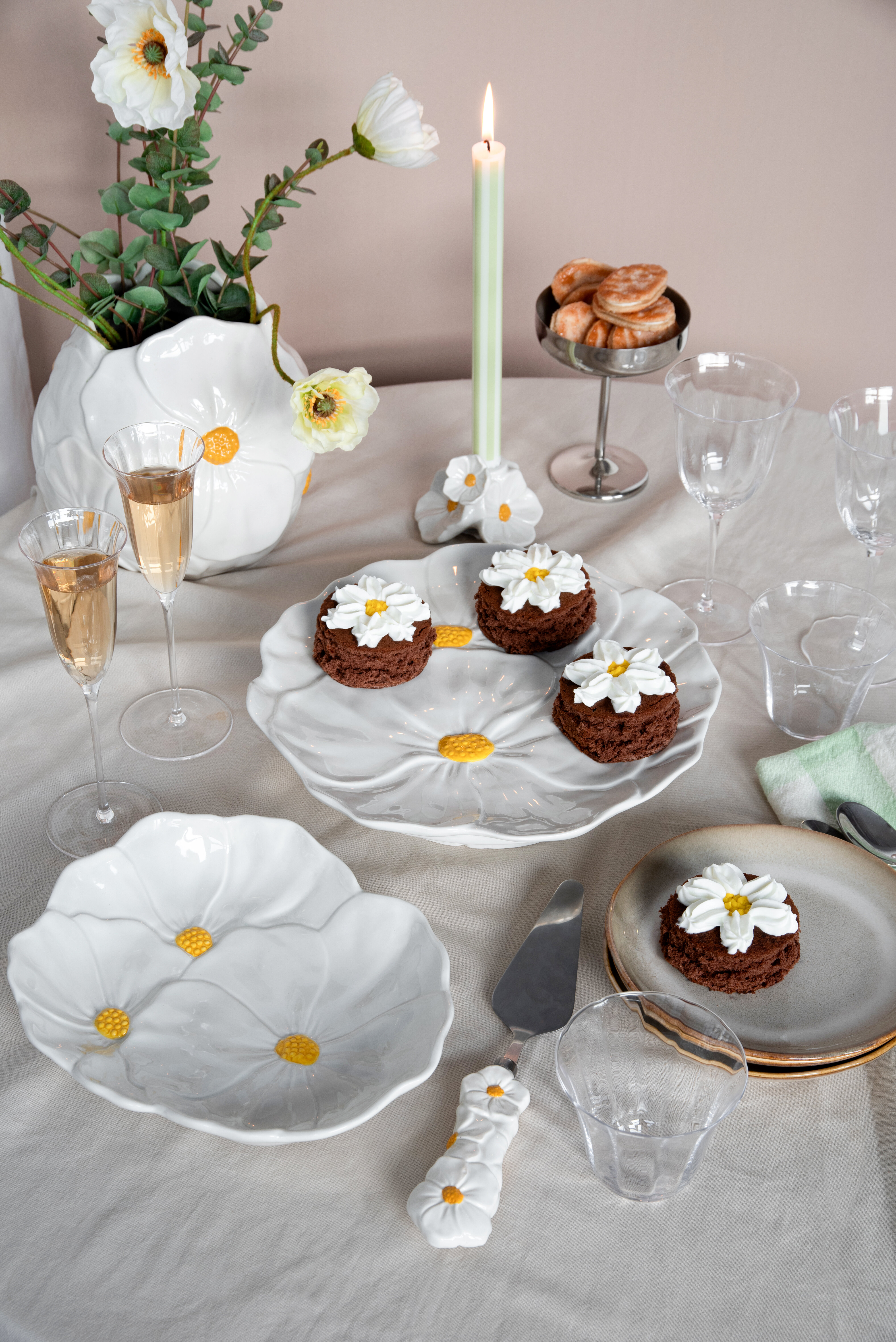 Kakefat formet som en hvit blomst med gul midte