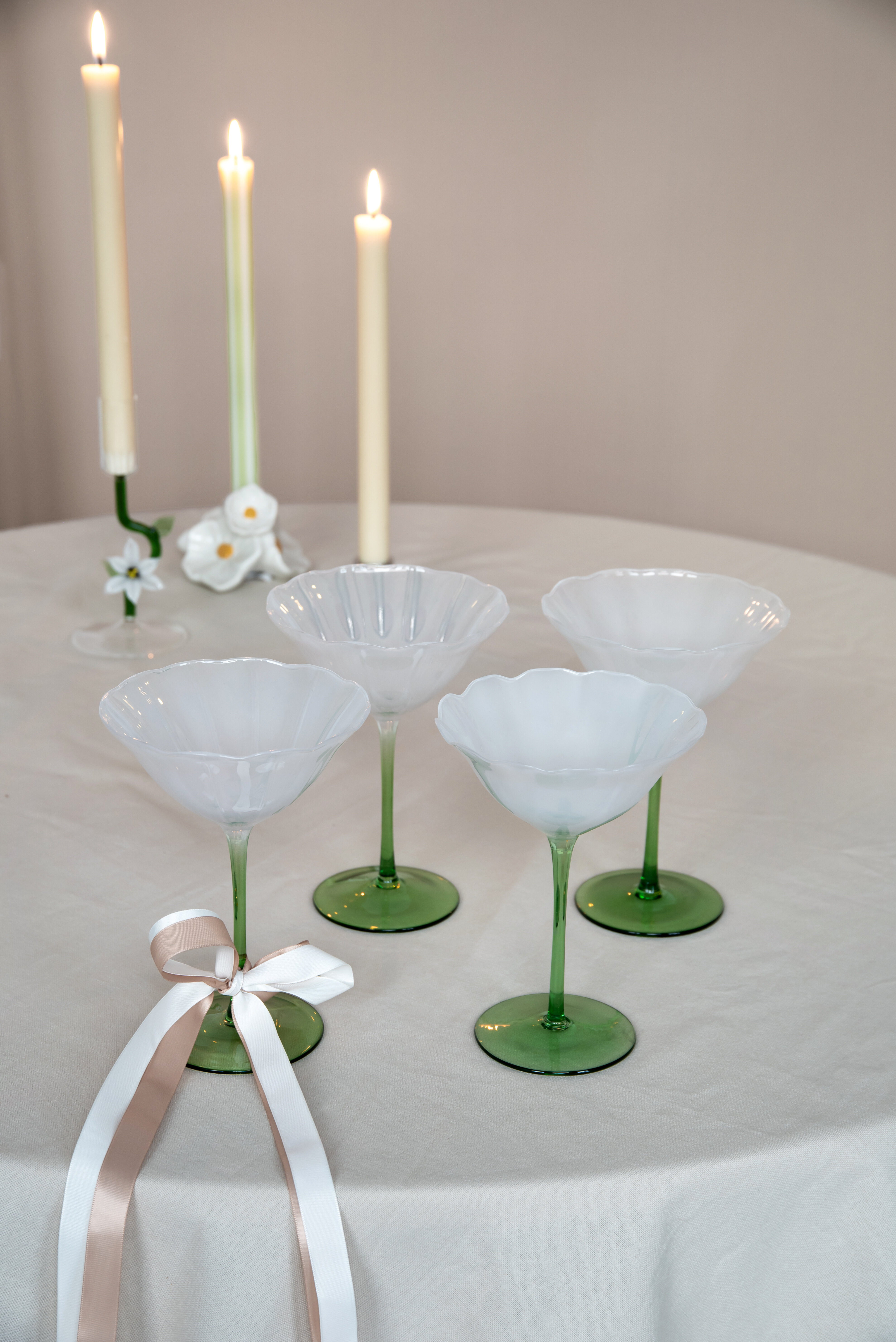 Ulike glass og vinglass dekket på bord.
