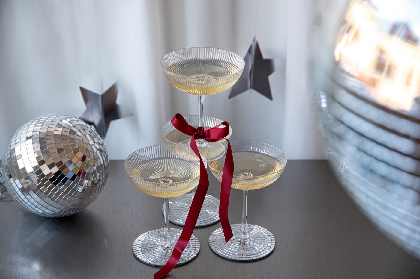 Champagneglas med rött sidenband.