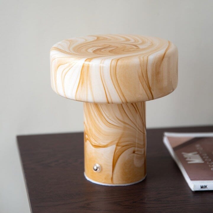 Bordlampe med avrundet form og marmorert mønster i beige og hvitt.