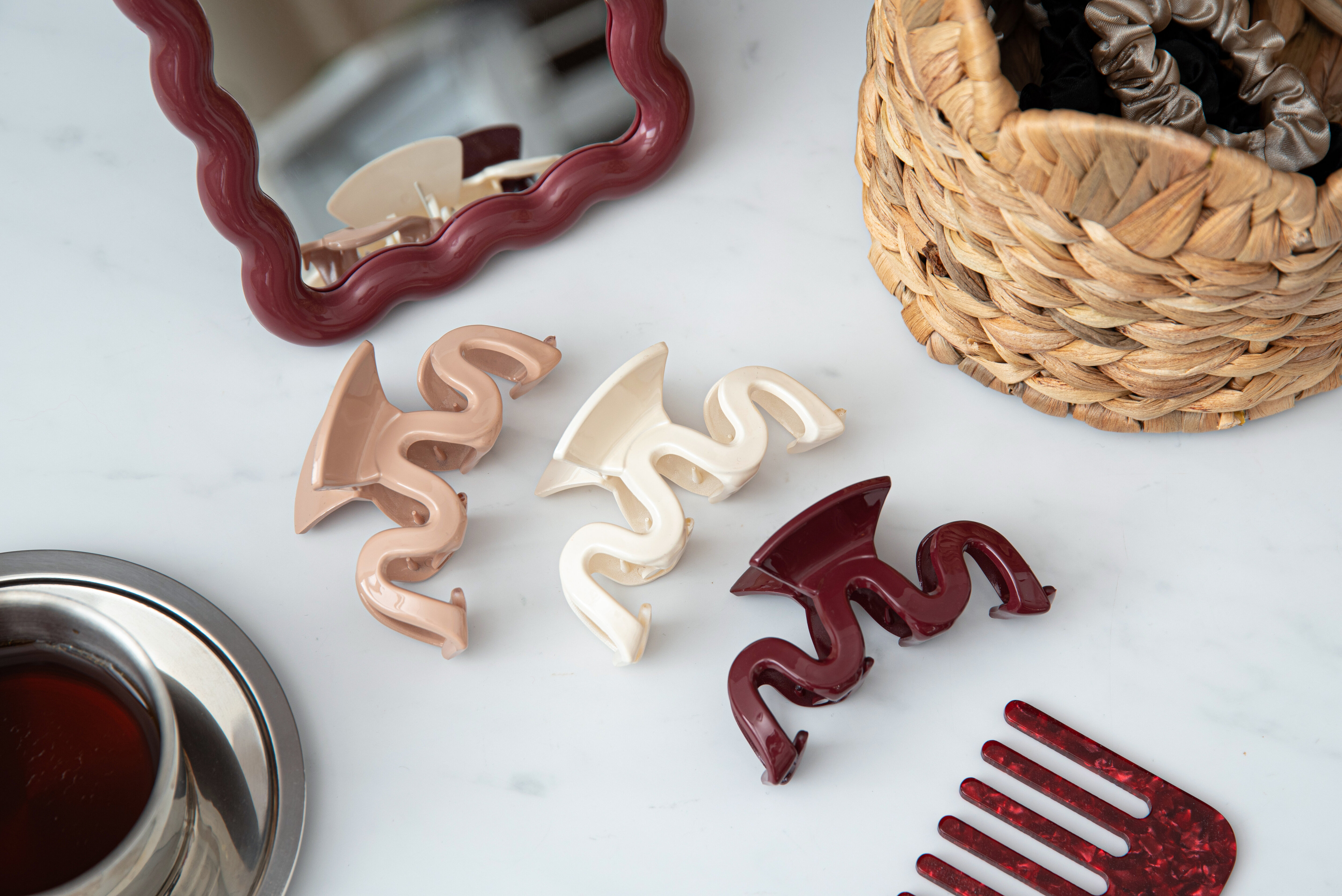 Hårklämmor i olika färger på ett bord