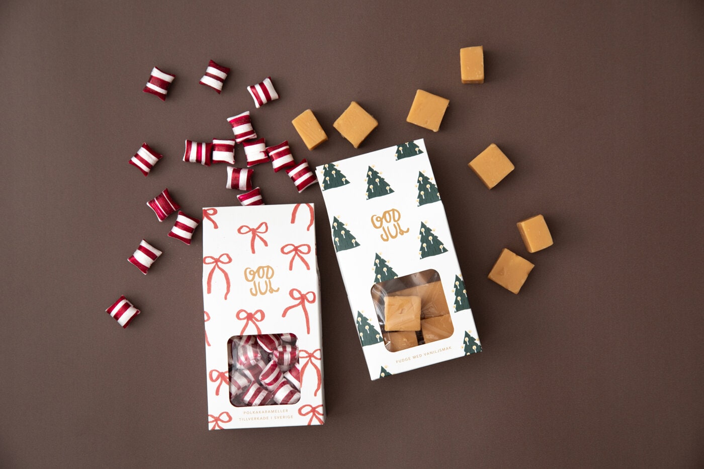 Två godisförpackningar ligger på ett bord med godis utspritt runtom.