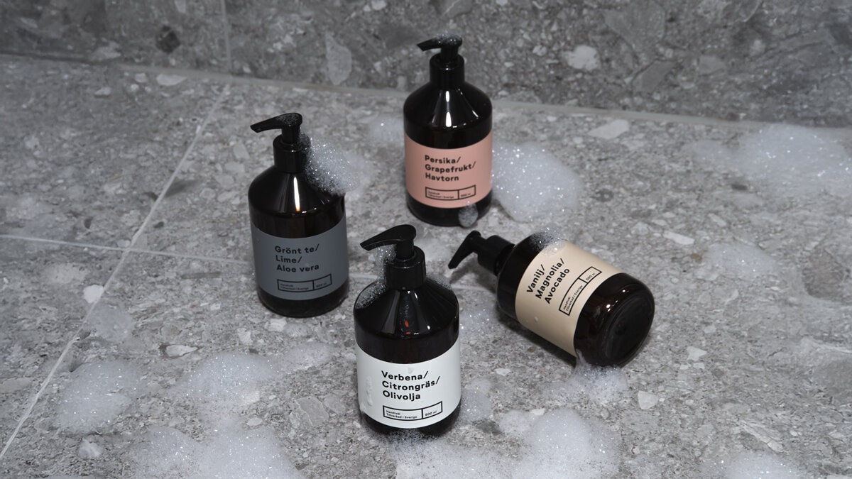 Røde og hvite lysestaker formet som sløyfer, med antikklys i ulike farger.